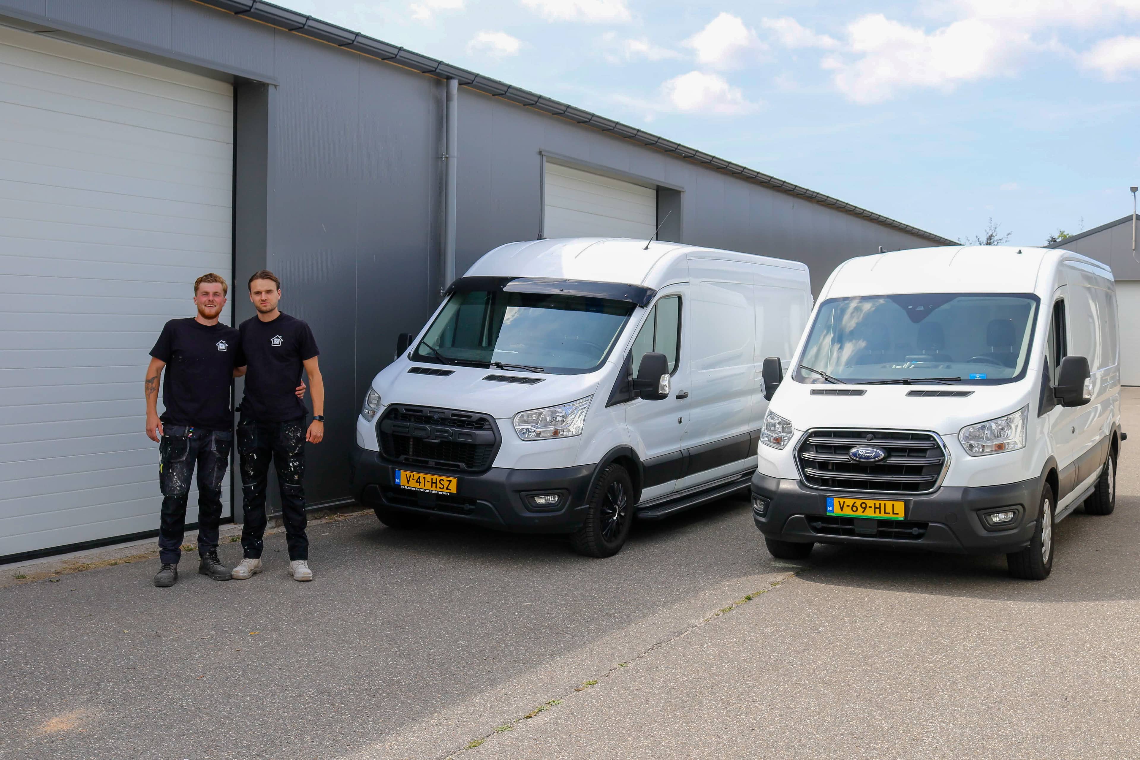 Boris Broekman en Nick Klaassen bij de twee bedrijfsbussen voor de loods