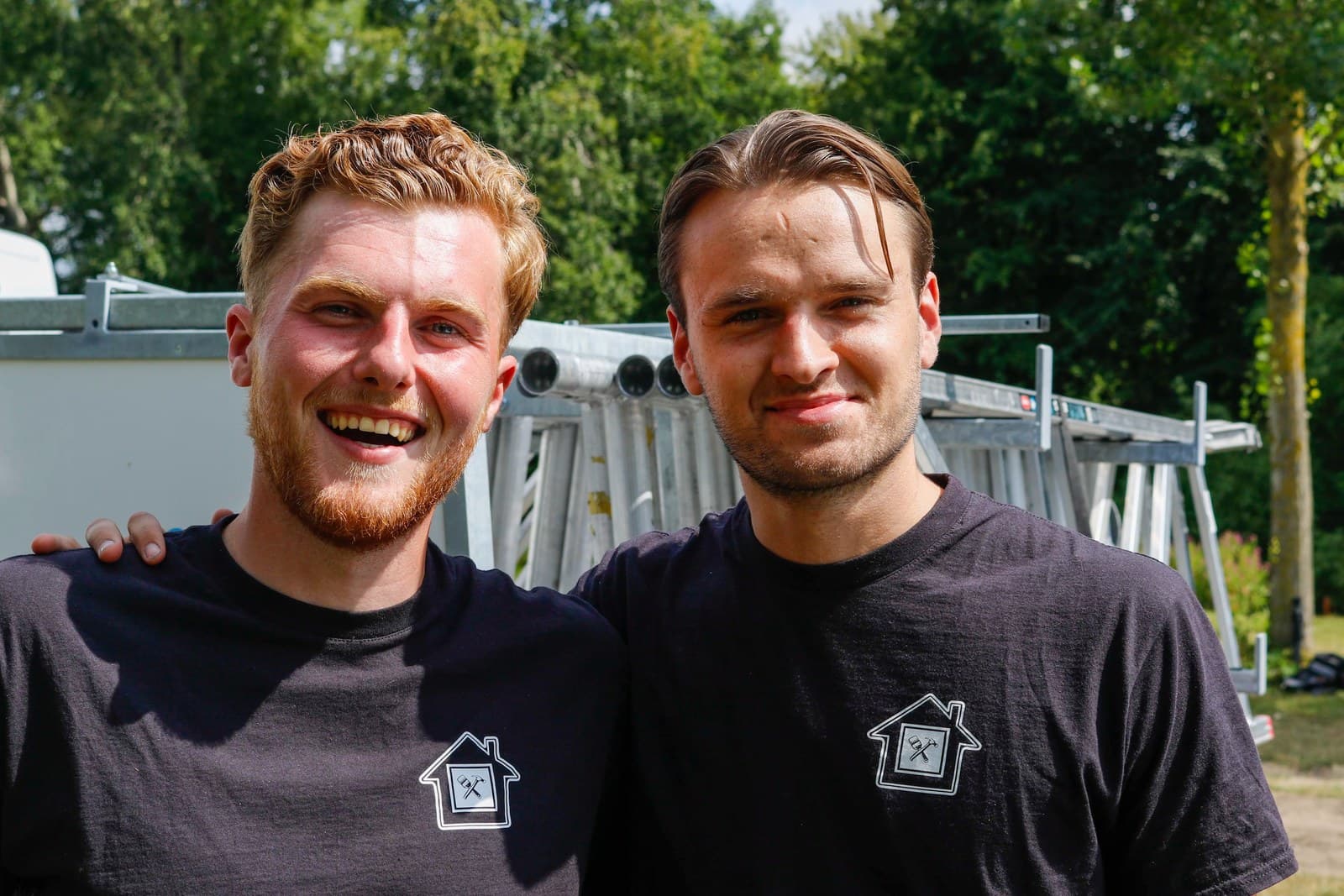 Boris en Nick, oprichters van N.B. Onderhoudsdiensten, lachend arm in arm
