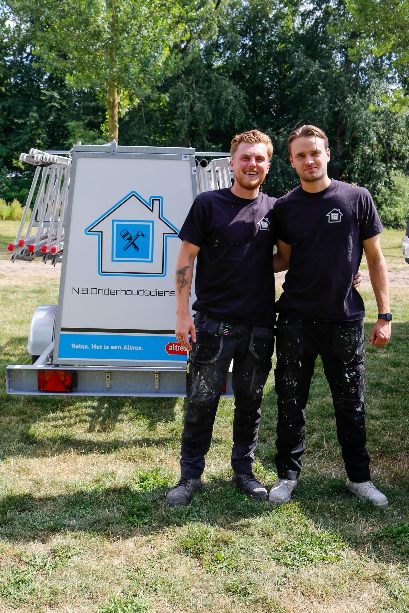 Boris en Nick bij de aanhanger van N.B. Onderhoudsdiensten