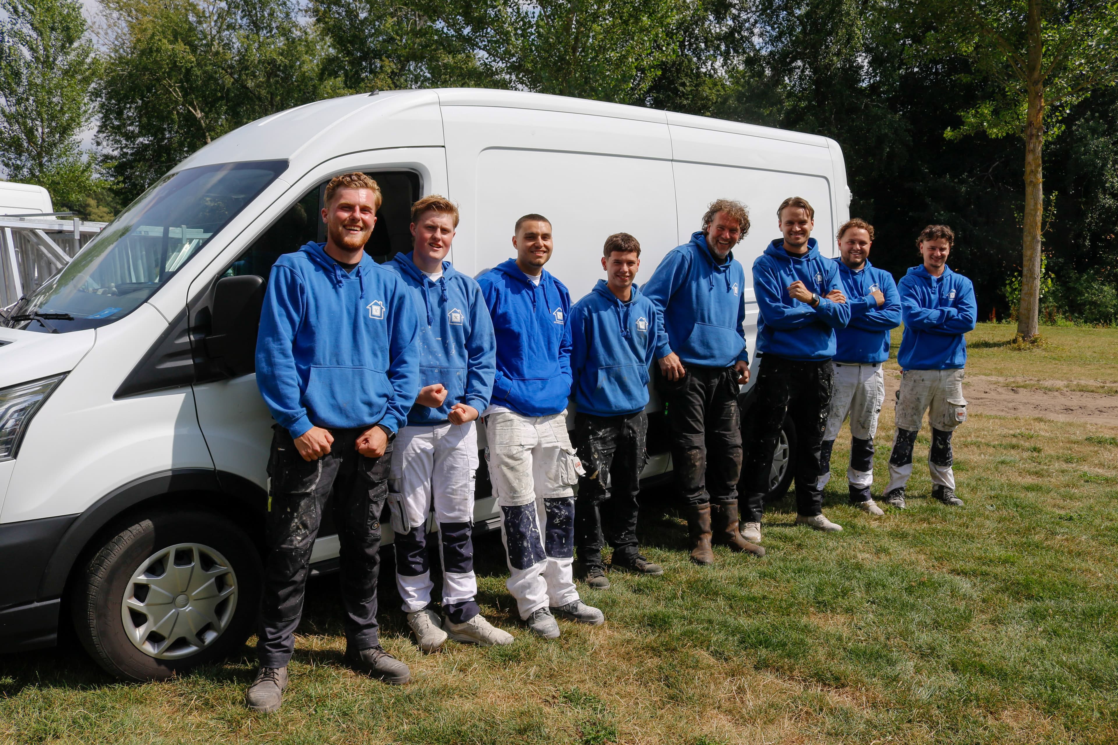 Het voltallige team van N.B. Onderhoudsdiensten bij de bedrijfsbus